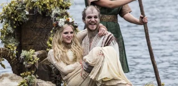 Floki (Gustaf Skarsgard) und Helga (Maude Hirst) feiern ihr Liebesglück mit einer traditionellen Wikingerhochzeit. © History