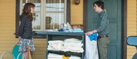 Wird Norman (Freddie Highmore) seiner Freundin Emma (Olivia Cooke) tatsächlich nie wieder vertrauen? &copy; A%26amp;E
