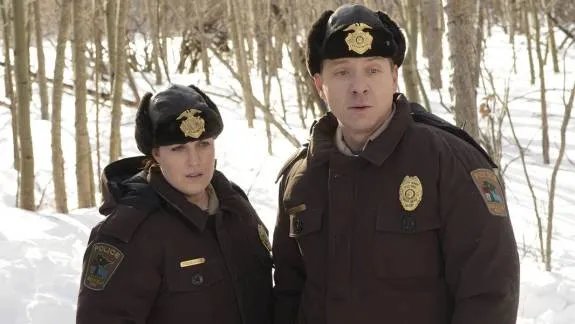 Molly Solverson (Allison Tolman) und Chief Vern Thurman (Shawn Doyle) ermitteln. &copy; FX
