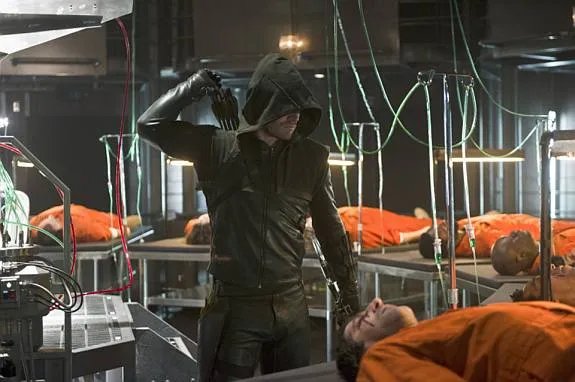 Szenenfoto aus der Episode %26bdquo;The Man under the Hood%26ldquo; der US-Serie %26bdquo;Arrow%26ldquo; &copy; The CW