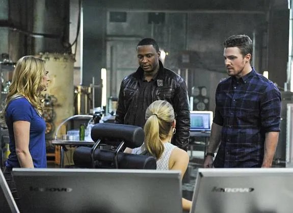 Szenenfoto aus der Episode %26bdquo;The Man under the Hood%26ldquo; der US-Serie %26bdquo;Arrow%26ldquo; &copy; The CW