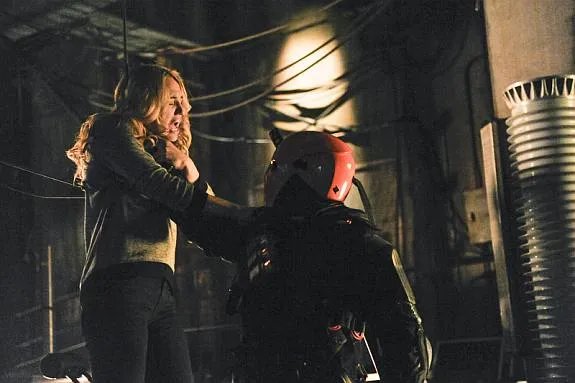 Szenenfoto aus der Episode %26bdquo;The Man under the Hood%26ldquo; der US-Serie %26bdquo;Arrow%26ldquo; &copy; The CW