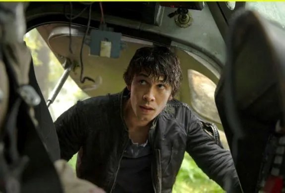 Trifft eine äußerst bescheidene Entscheidung: Anführer Bellamy (Bob Morley). © The CW
