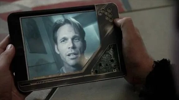Die Videonachricht von Clarkes verstorbenem Vater Jake (Chris Browning) weiht die Arc-Bewohner ein. © The CW