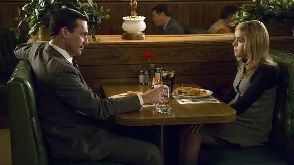 Vater und Tochter im GesprĂ€ch: Don (Jon Hamm) und Sally Draper (Kiernan Shipka). © AMC