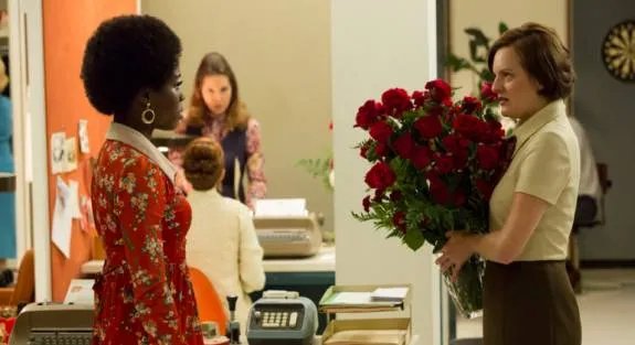 Peggy (Elisabeth Moss) und Shirley (Sola Bamis) im Disput um die Rosen. © AMC