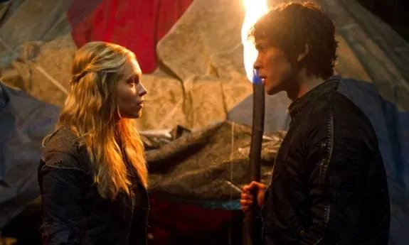 Bellamy (Bob Morley) muss sich zu Recht einiges von Clarke (Eliza Taylor) anhören. &copy; The CW