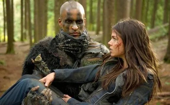 Vielleicht jetzt nicht unbedingt das perfekte Ehepaar: Octavia (Marie Avgeropoulos) und der %26bdquo;Grounder%26ldquo; &copy; The CW
