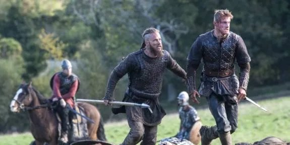 Mitten im Kampf: Ragnar (Travis Fimmel) und Sohnemann Bjorn (Alexander Ludwig). &copy; History