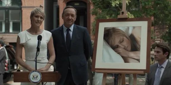 Gute Miene zum bösen Spiel: Claire (Robin Wright) und Frank (Kevin Spacey) beim Lügen. &copy; Netflix