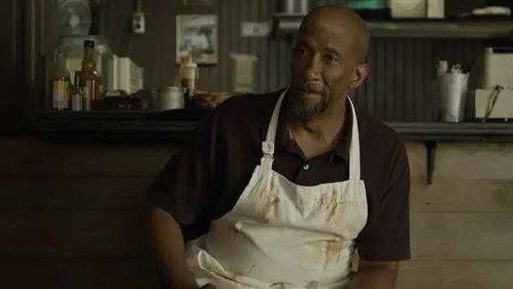 Freddy (Reg E. Cathey) verliert in dieser Episode seinen Laden - und gewinnt die Zuneigung seines Sohns. &copy; Netflix