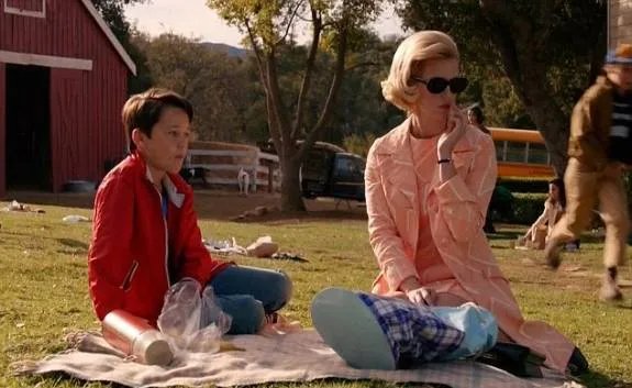 Betty (January Jones) und Sohnemann Bobby (Mason Vale Cotton) beim gemeinsamen Picknick &copy; AMC