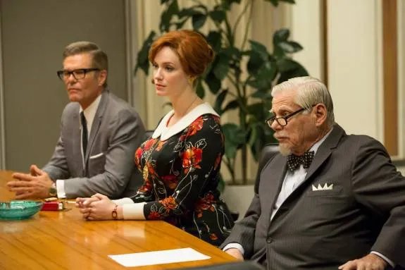 Eher gegen Don: Jim Cutler (Harry Hamlin); Joan Harris (Christina Hendricks) und Bertram Cooper (Robert Morse). &copy; AMC