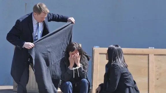 Ressler (Diego Klattenhoff) und Malik (Parminder Nagra; l.) versorgen die gerettete Li (Natalie Kim). &copy; NBC