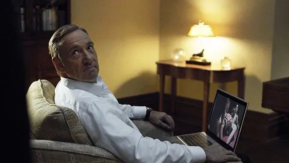 Frank (Kevin Spacey) macht es überhaupt nichts aus; beim Pornogucken nicht ungestört zu sein. &copy; Netflix