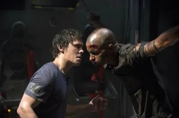 Setzt dem Gefangenen ordentlich zu: Bellamy (Bob Morley) und der Grounder. © The CW