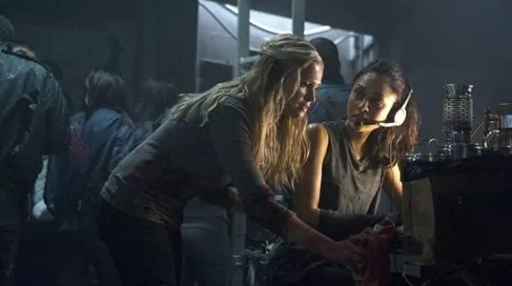 Clarke (Eliza Taylor) und Raven (Lindsey Morgan) arbeitet an der Verbindung zur Ark. © The CW