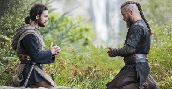 Göttlicher Beistand? Athelstan (George Blagden) und Ragnar (Travis Fimmel) beim gemeinsamen Gebet. &copy; History
