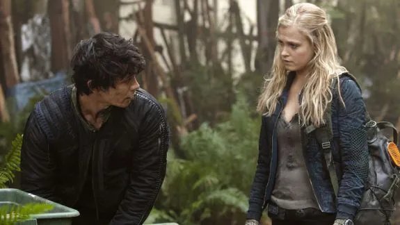 Bellamy (Bob Morley) und Clarke (Eliza Taylor) machen sich gemeinsam auf dem Weg zum Depot. &copy; The CW