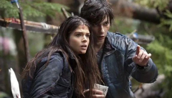 Octavia (Marie Avgeropoulos) mit dem geistig verwirrten Jasper (Devon Bostick). &copy; The CW
