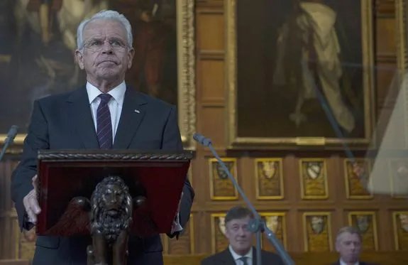 US-Präsident Heller (William Devane) gelingt es nicht; die Abgeorndeten des britischen Parlaments zu besänftigen. © FOX