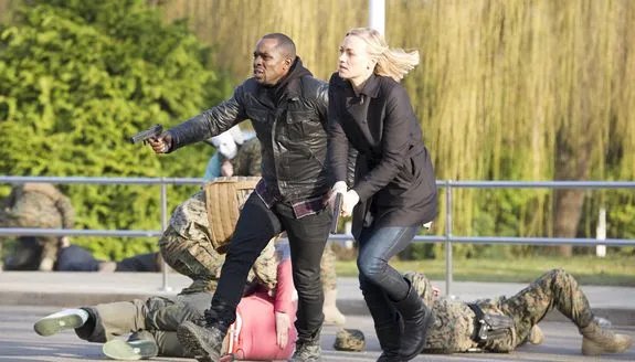 Erik Ritter (Gbenga Akinnagbe) und Kate Morgan (Yvonne Strahovski) auf der Jagd nach Jack Bauer © FOX