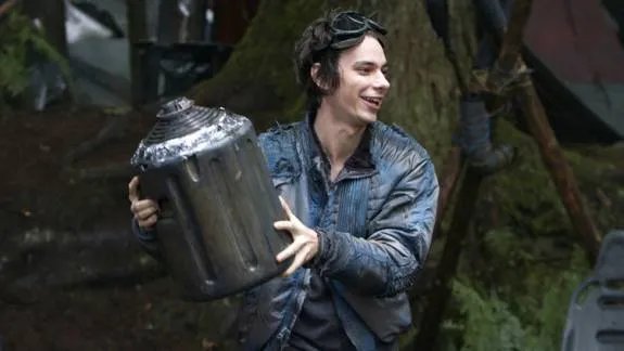 Feiert ausgiebig: Jasper (Devon Bostick) und sein selbst gebrautes Partygetränk. © The CW