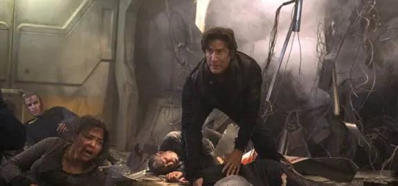 Ein Bombenattentat auf der Ark fordert seine Opfer; darunter auch Kanes (Henry Ian Cusick) Mutter. © The CW