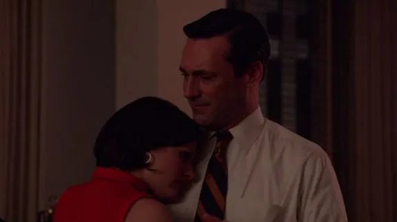 Eine der eindrucksvollsten Szenen der gesamten Serie: Peggy (Elisabeth Moss) und Don (Jon Hamm) tanzen. &copy; AMC