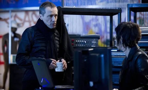 Adrian Cross (Michael Wincott) ist schwer zu lesen - und hat eine Schwäche für Chloe (Mary Lynn Rajskub). &copy; FOX
