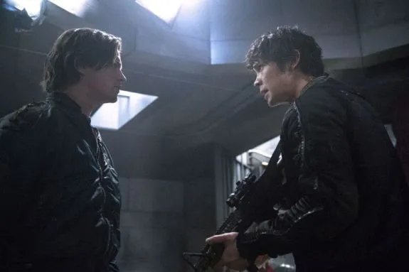Finn (Thomas McDonell) und Bellamy (Bob Morley) im Zwiegespräch © The CW