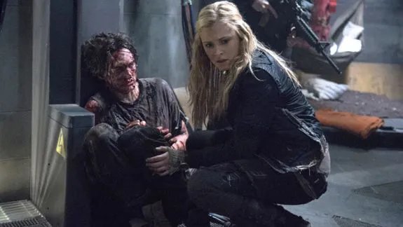 Clarke (Eliza Taylor) mit dem übel zugerichteten Murphy (Richard Harmon) © The CW