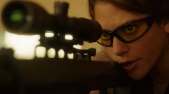 Bad ass chick with a big ass gun: Vee (Inbar Lavi) als Scharfschützin &copy; FOX