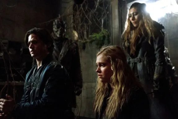 Angespannte Situation: Finn (Thomas McDonell); Clarke (Eliza Taylor) und Anya (Dichen Lachman). © The CW