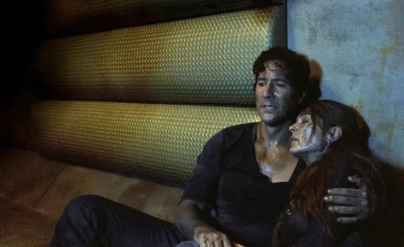 Doch noch am Leben: Kane (Henry Ian Cusick) findet Clarkes Mutter Abby (Paige Turco) © The CW