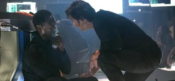 Rettung in letzter Sekunde: Jaha (Isaiah Washington) und Kane (Henry Ian Cusick) © The CW