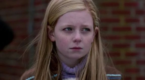 Die junge Piper (Clare Foley) muss die Affäre ihres Vaters mit ansehen. &copy; Netflix