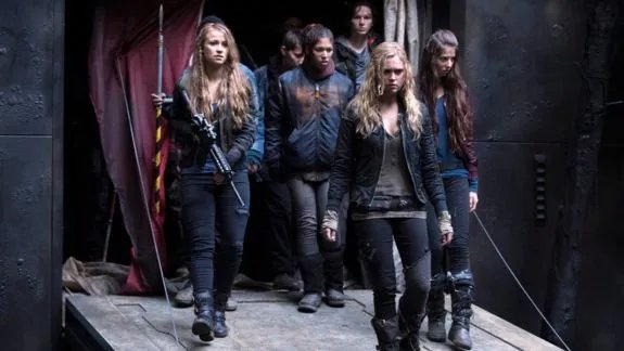 Clarke (Eliza Taylor) und ein paar der gebeutelten Jugendlichen. &copy; The CW