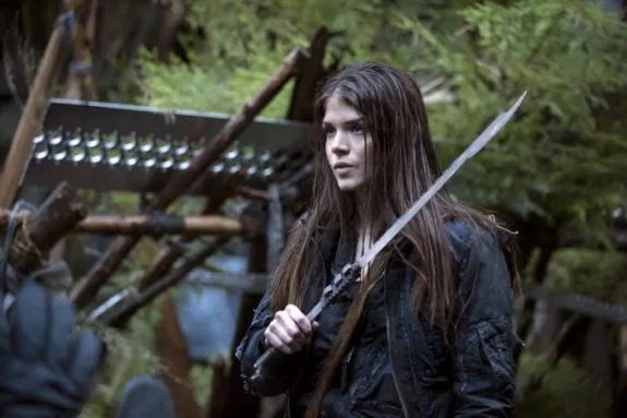 Auch Octavia (Marie Avgeropoulos) greift zu den Waffen. &copy; The CW