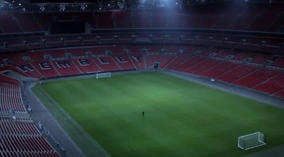 Einsamer Abschied: Präsident Heller (William Devane) im weiten Rund des Wembleystadions © FOX