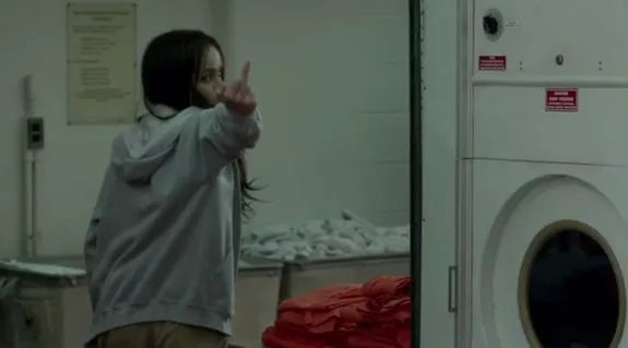 Mitten aus dem Leben II: %26bdquo;Tucky%26ldquo; (Taryn Manning) mit ihrer Lieblingsgeste. &copy; Netflix