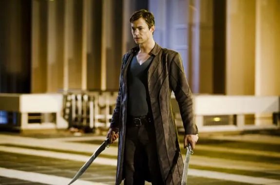 Mit zwei Klingen in den Kampf: Erzengel Michael (Tom Wisdom) &copy; Syfy
