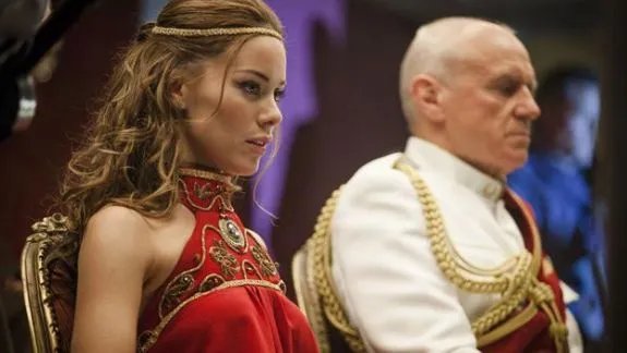 Alex%26#039; Flamme Claire (Roxanne McKee) und ihr Vater General Edward Riesen (Alan Dale) &copy; Syfy