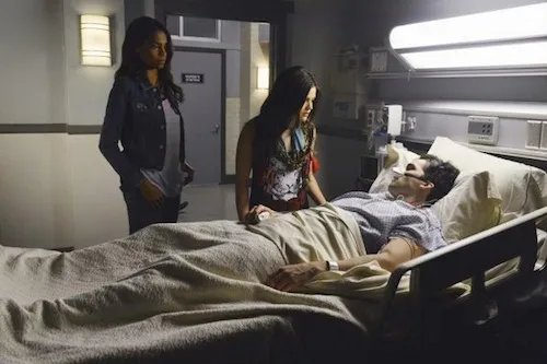 Aria wacht an Ezras Bett in %26bdquo;Pretty Little Liars%26ldquo; © ABC Family