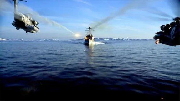 Die U.S.S. Nathan James unter Beschuss &copy; TNT