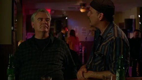 Sam Healy (Michael Harney) und Joe Caputo (Nick Sandow) treffen zufällig aufeinander. &copy; Netflix