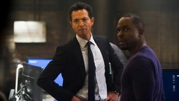 Steve Navarro (Benjamin Bratt; l.) und Erik Ritter (Gbenga Akinnagbe) verfolgen den Drohnenangriff. © FOX
