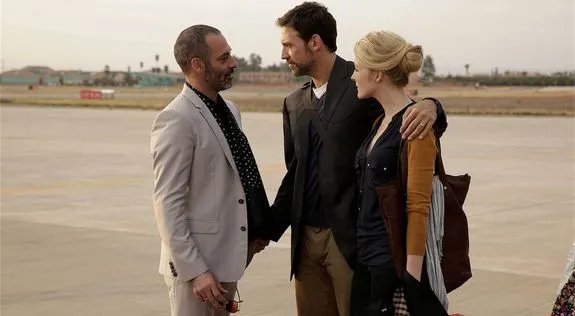 Am Flughafen werden Molly (Jennifer Finnigan) und Barry (Adam Rayner) von Jamal (Ashraf Barhom; l.) begrüßt. &copy; FX