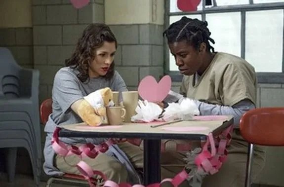 Suzanne (Uzo Aduba; r.) tröstet Lorna (Yael Stone) über den endgültigen Verlust von Christopher hinweg. &copy; Netflix