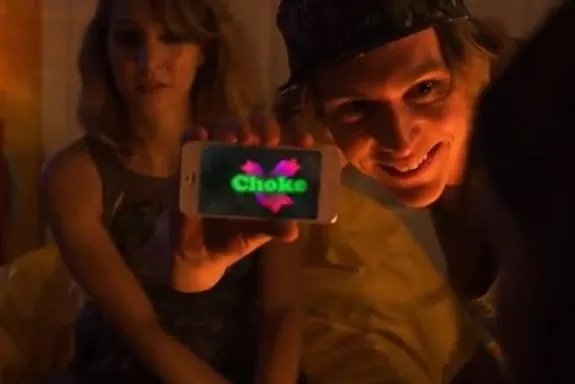 Jugendliche flüchten sich aus ihrer tristen Realität in ausschweifenden Hedonismus. &copy; HBO